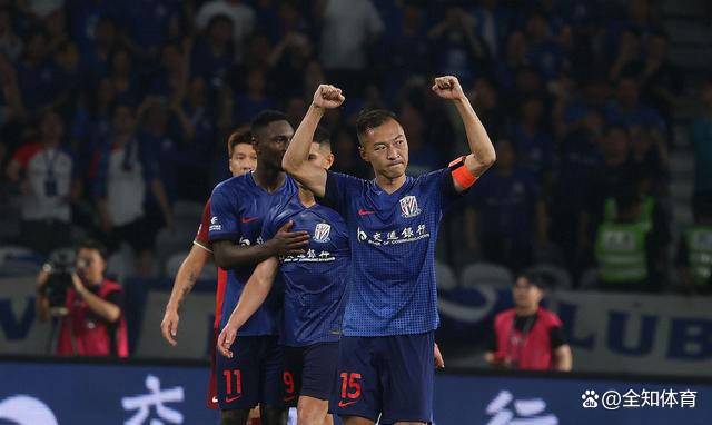 上海申花在比赛中打出精彩表现,球迷情绪高涨 上海申花在比赛中打出精彩表现,球迷情绪高涨
